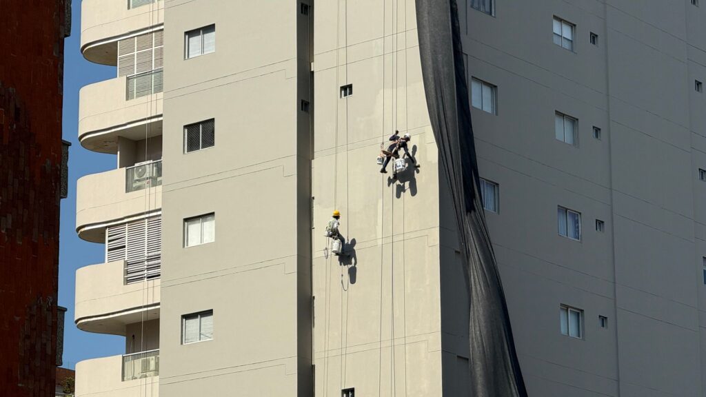 ¿Cómo se realizan los trabajos verticales en edificios?